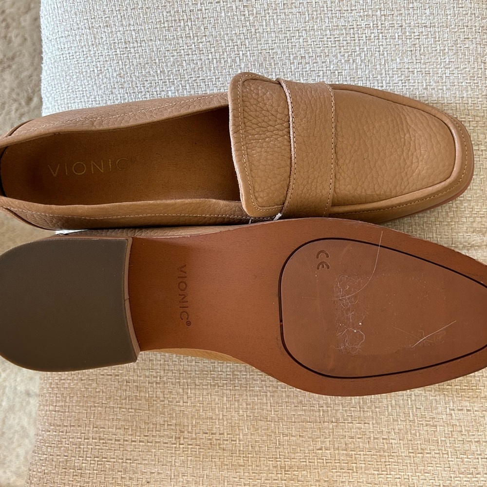 Women’s 8 Vionic Tan Leather Loafers - Picture 2 of 4